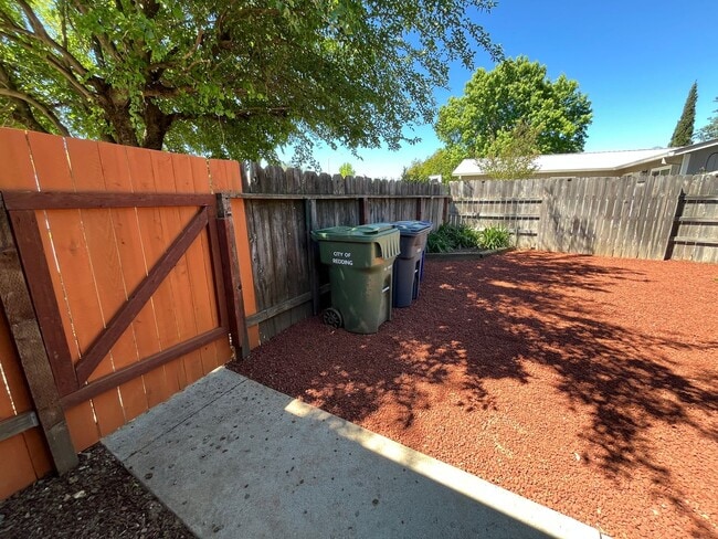 Building Photo - Remodeled cozy home in North Redding!