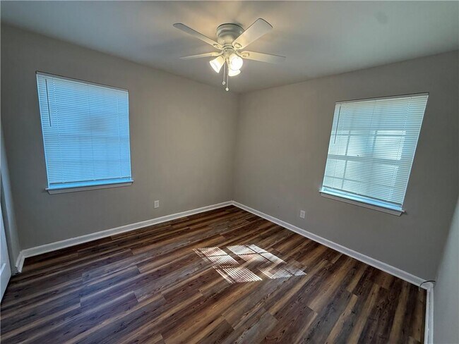 Building Photo - 505 Newport Dr W