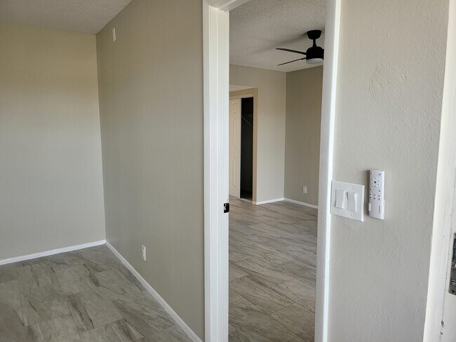 Building Photo - 1562 SE Royal Green Cir