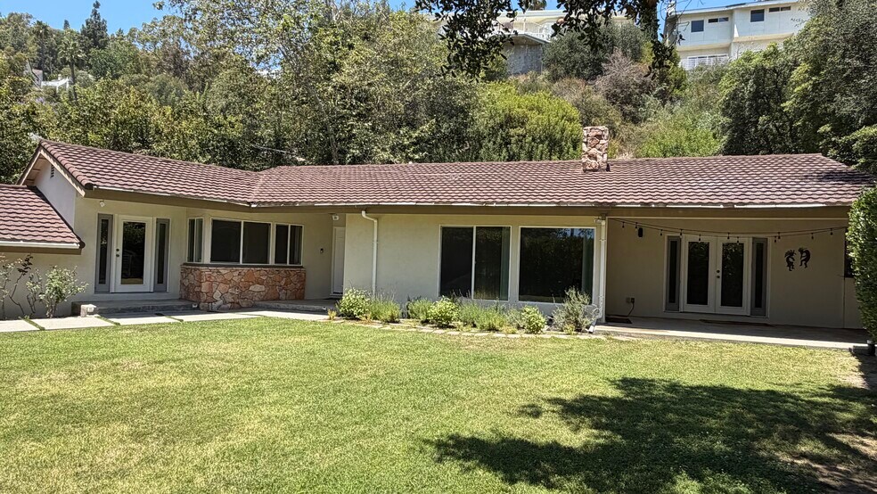 Building Photo - 1385 Greenmont Dr