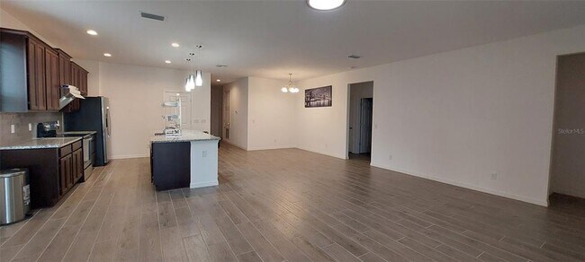 Building Photo - 1608 Sky Lks Dr