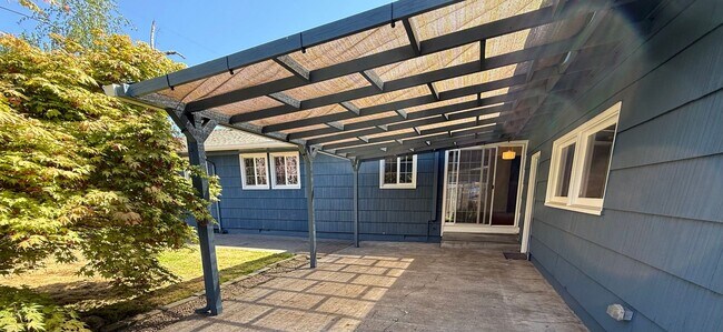 Building Photo - Well-cared-for home with strong curb appeal and quality updates in Southeast Portland.