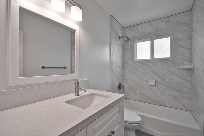 Building Photo - 4 Bed 2.5 Bath Home in Hermosa Beach For L...
