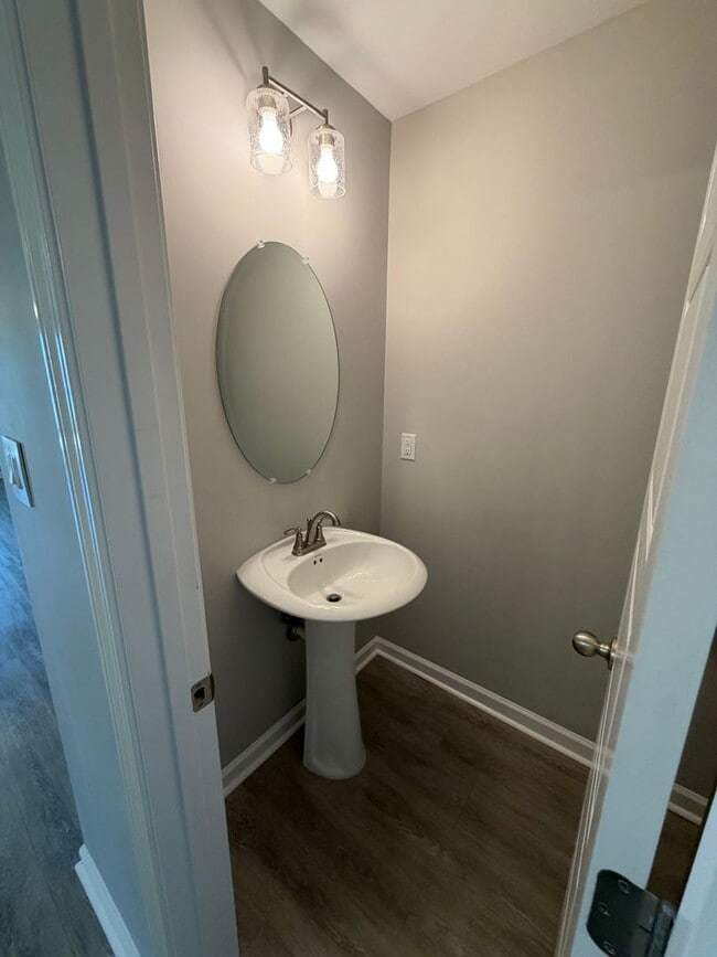 Building Photo - The Stowe Court Pet Friendly Condo for rent!