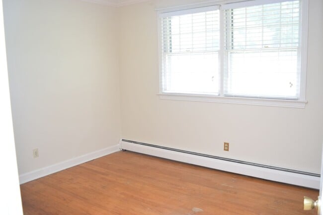 Building Photo - 4 Bed, 3 Bath Well-Located Brick Home in Lake Hickory Country Club For Rent!