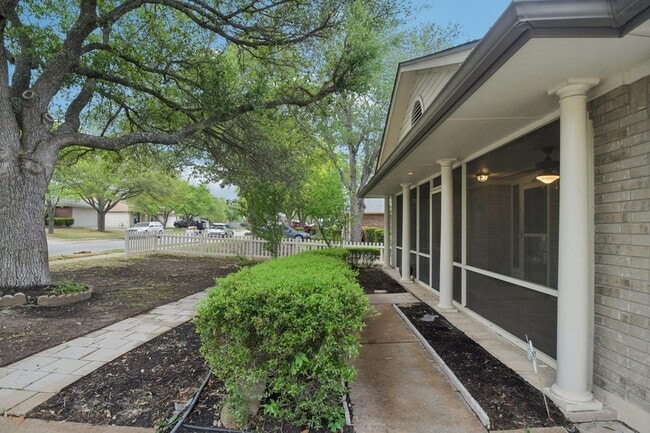 Building Photo - 1300 Leah Ln