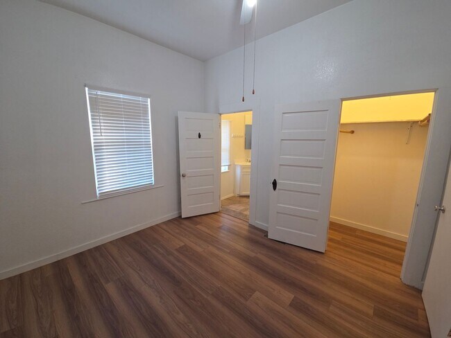 Building Photo - Beautiful 2 bedroom home with large detatched garage