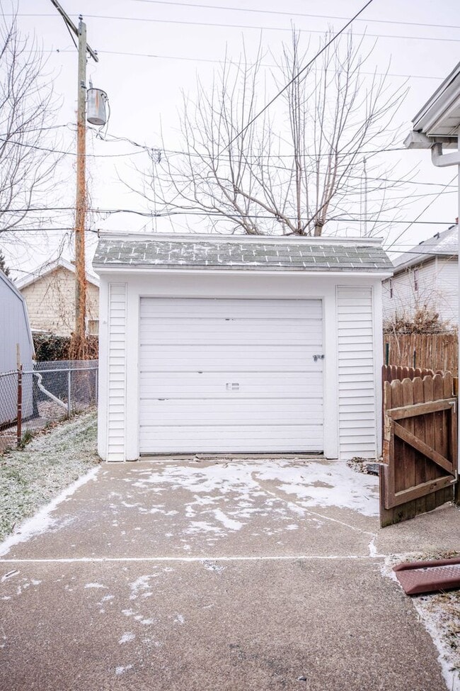 Building Photo - Beautiful two bedroom home with bonus room, fenced in back yard, garage, and full basement!