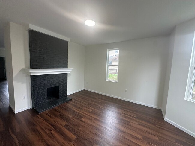 Building Photo - 315 N Maple St