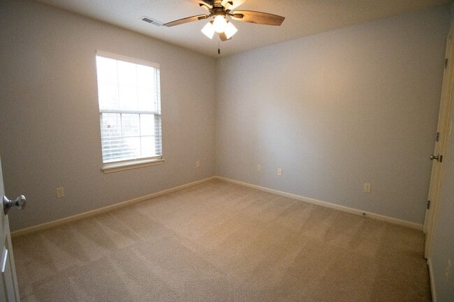 Building Photo - Stunning 3Bed/2BA Home with Dual Living Spaces/Garage