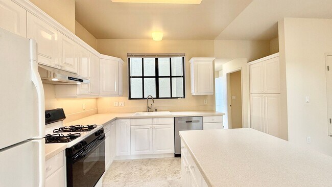 Building Photo - Stylish Rockridge Condo – Prime Location, ...