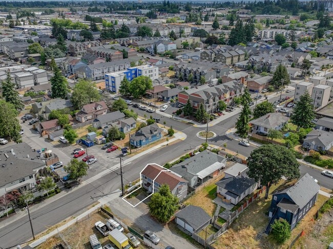 Building Photo - Spacious 2-Bedroom Duplex Near Tacoma Mall...