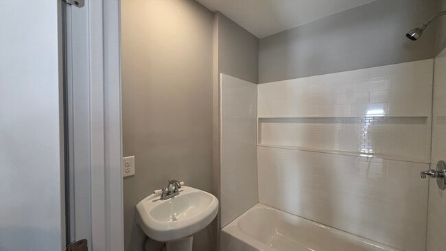 Building Photo - 31 Hicks St