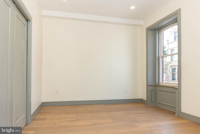 Building Photo - 327 S 16th St