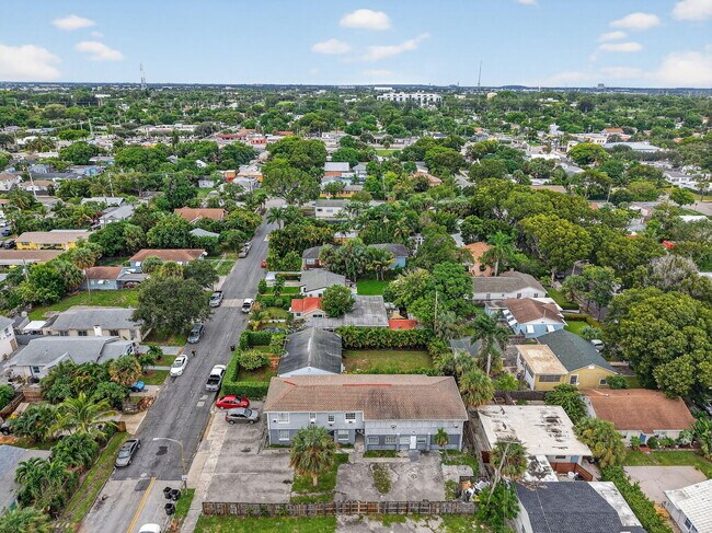 Building Photo - 409 47th St