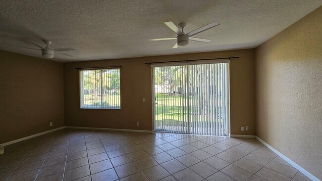 Building Photo - 3027 N Evergreen Cir