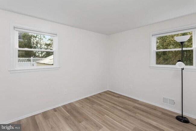 Building Photo - 295 Lander Dr