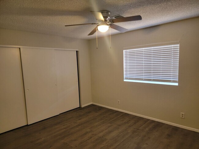 Building Photo - 3 Bdrm House with Fireplace !!