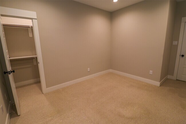 Building Photo - 5213 Pinemont Creek Ln