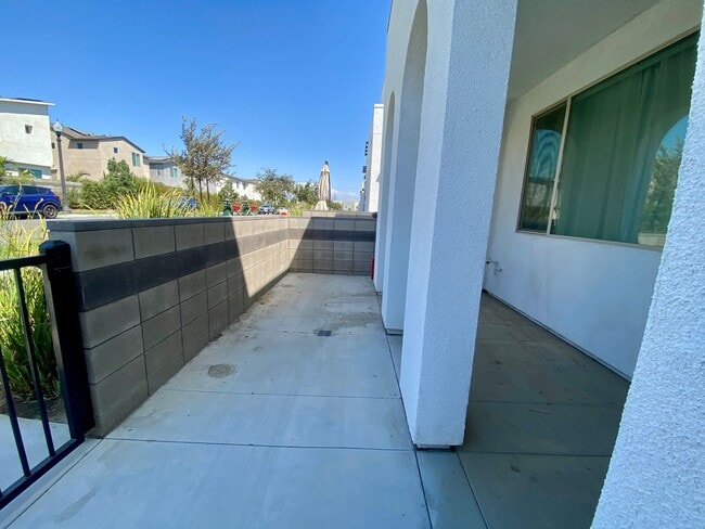 Building Photo - Modern 3-Bed, 3-Bath Home with Garage & Re...