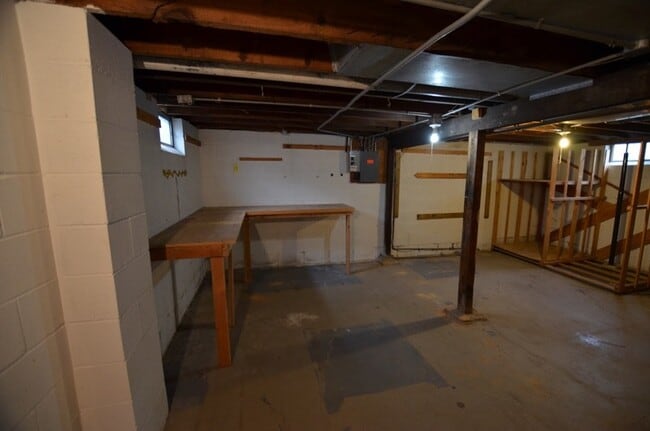 Building Photo - Cozy Home near Merle Hay!