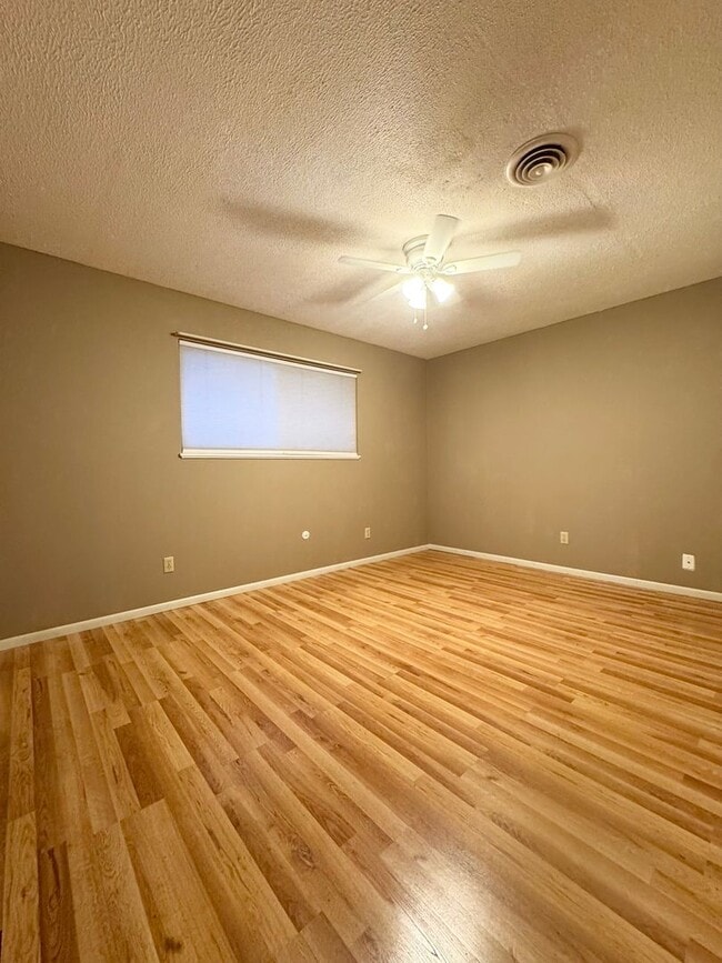 Building Photo - Westside - Close to Shopping