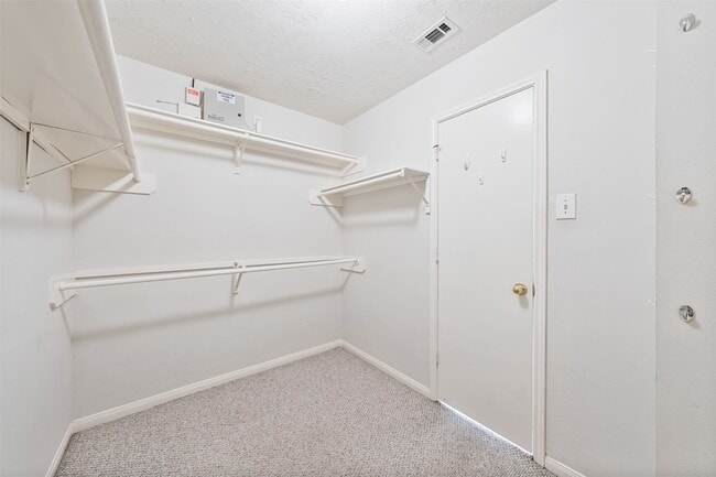 Building Photo - 17103 Canterbury Green Ct