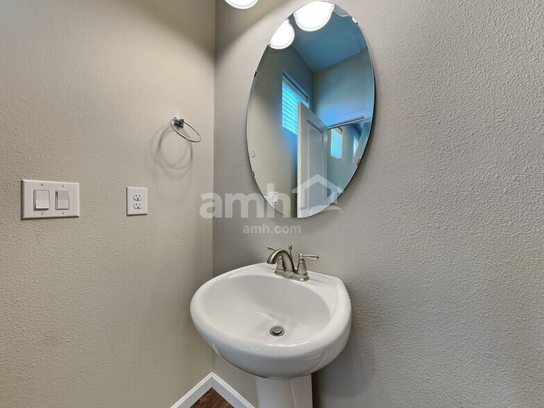 Building Photo - 945 Riggs Dr E