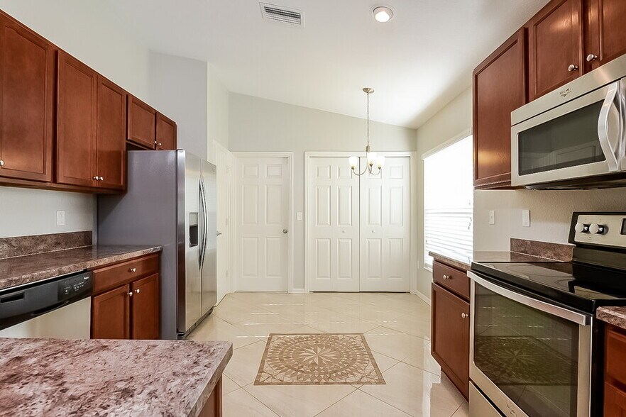 Building Photo - 6400 Twin Bridges Dr