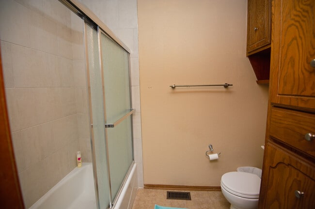 Building Photo - 4901 N Rogers Dr