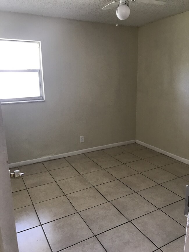 Building Photo - Large 2-1 with central air