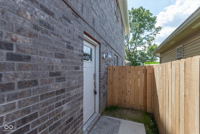 Building Photo - 2143 Columbia Ave