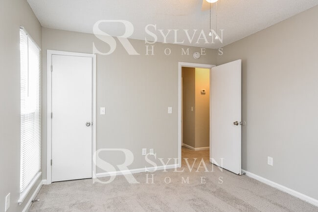 Building Photo - This home exudes a cheerful and welcoming charm!