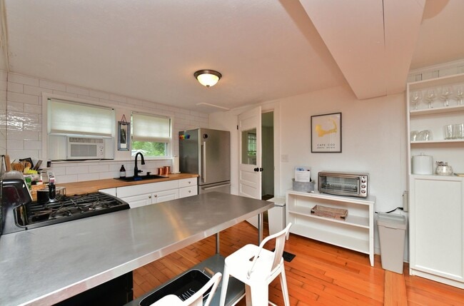 Building Photo - 22 Datewood St