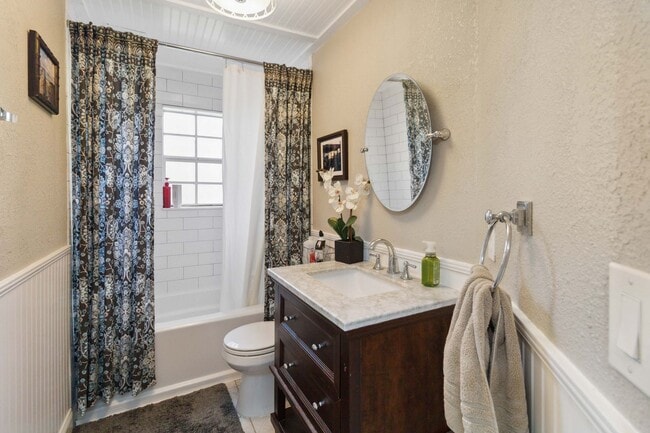 Building Photo - MOVE-IN SPECIAL - Beautiful 3/2 Home in Ba...