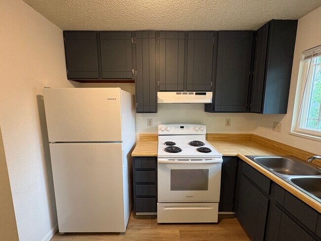 Building Photo - Updated **2 Bedroom | 1.5 Bath | 1-Car Garage Townhome**
