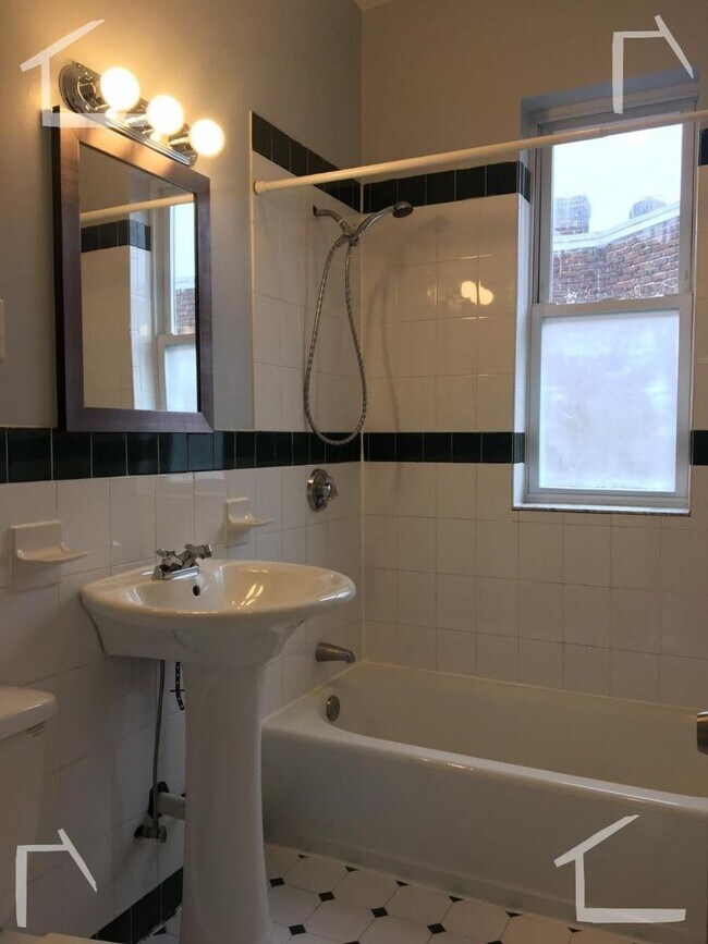 Building Photo - Don't miss out on this 3 bed 1 bath
