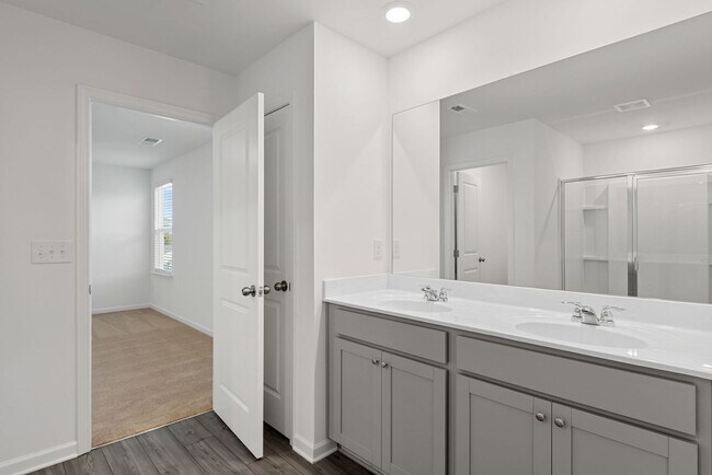 Building Photo - Victoria Heights - 5 bedroom -For Rent $2350