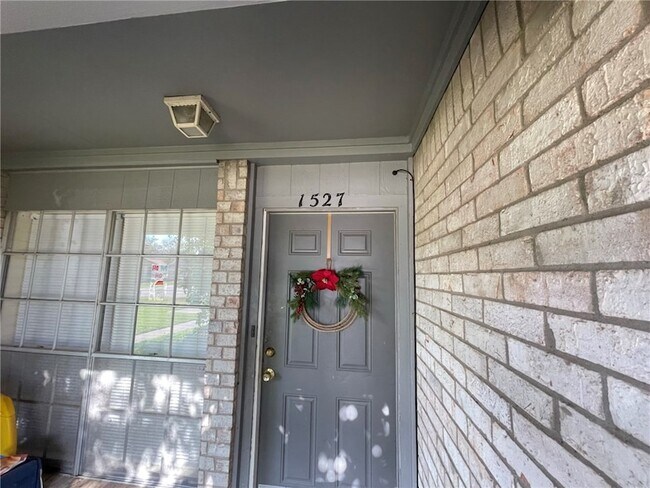 Building Photo - 1527 Hillside Dr