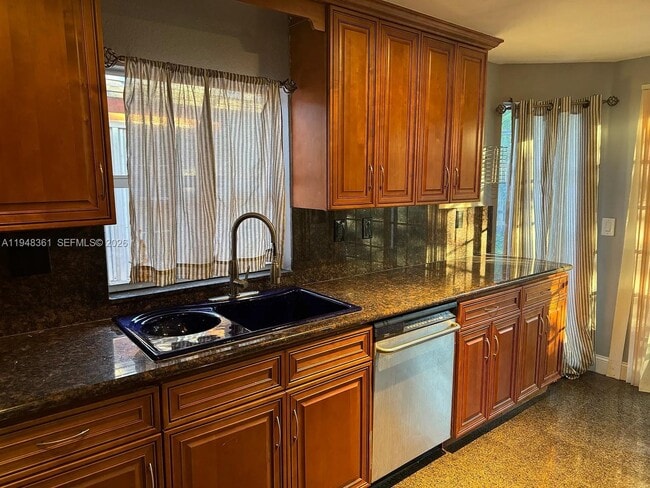 Building Photo - 812 SE 14th Ct