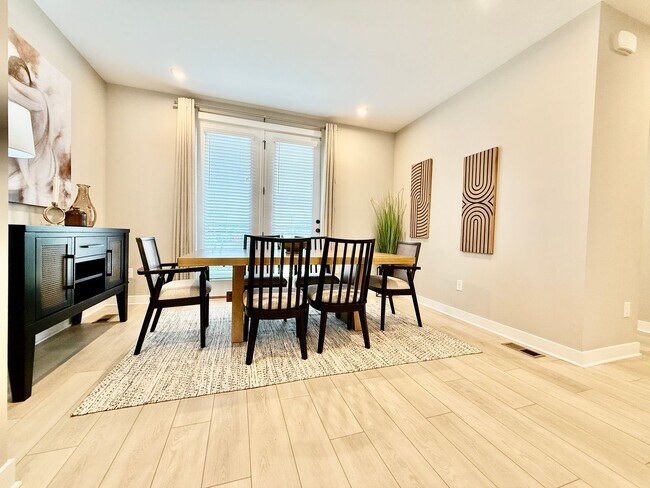 Building Photo - Central, luxury townhome in the heart of Liberty