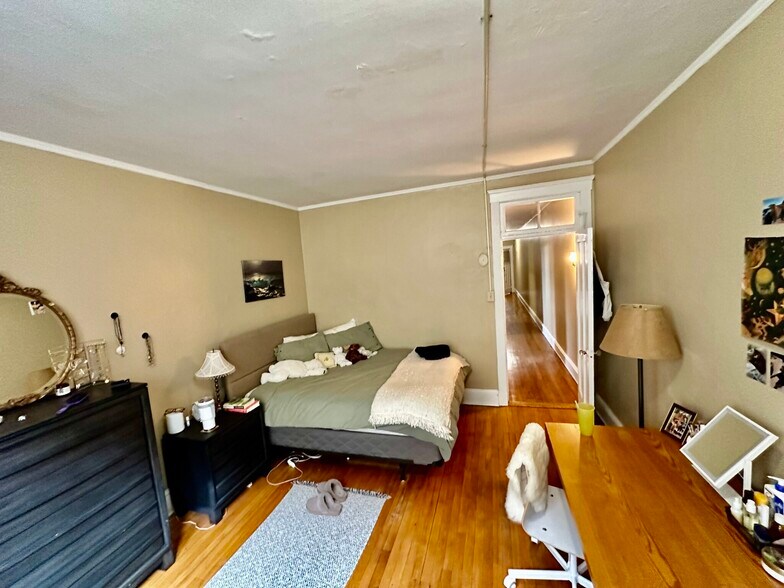 Building Photo - 330 St Paul St