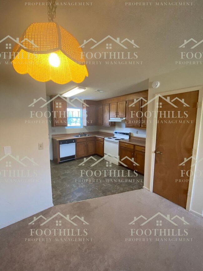 Building Photo - 2 Bedroom Duplex off Whitehall Rd