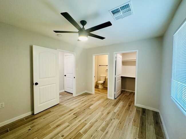 Building Photo - $500 OFF New Year Special! 2 Bedroom + 2 B...