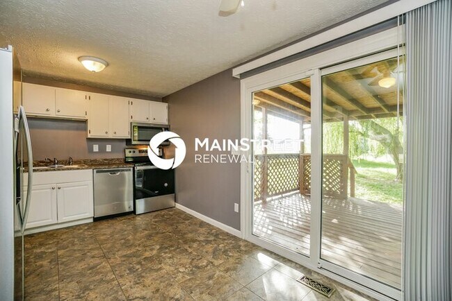Building Photo - 3 Bedroom Pet-Friendly Home in COLUMBUS, OH with Main Street Renewal