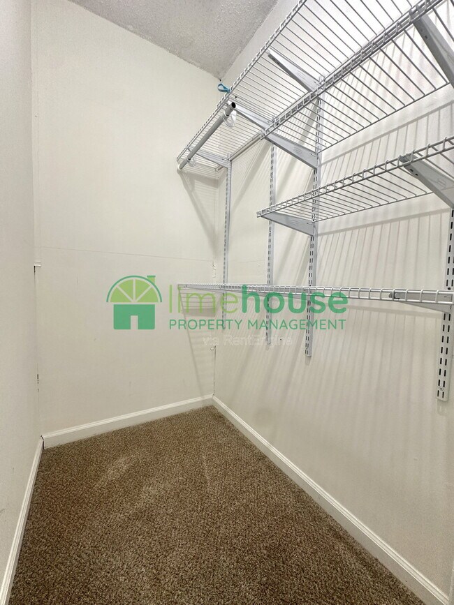 Building Photo - 3207 Creekside Dr