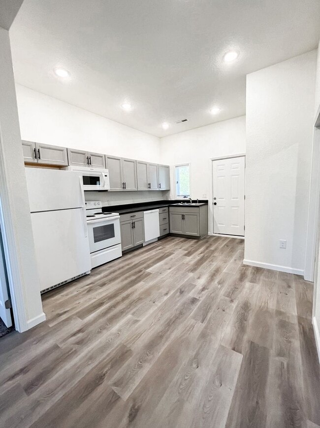 Building Photo - Like NEW 2 Bedroom, 2 Bath House, Appliances Included, Very VERY NICE !!!