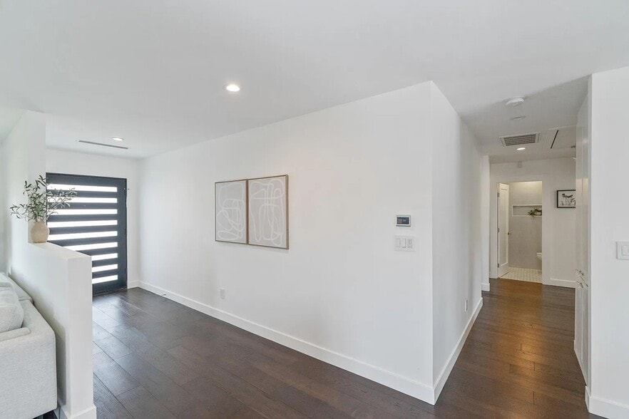 Building Photo - 13940 Bermax Ave