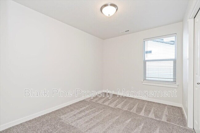 Building Photo - 3098 N Lochness Ave