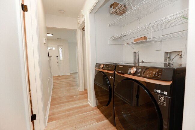Building Photo - Beautifully renovated 3 bed 2.5 bath home ...